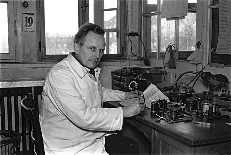 1934年，奥斯卡·巴纳克（Oscar Barnack）在他的工作室